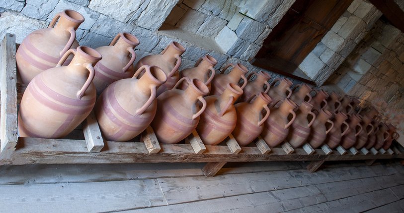 O uso de ânforas remete à origem histórica da bebida, especialmente na Geórgia, onde a técnica sobrevive há milhares de anos