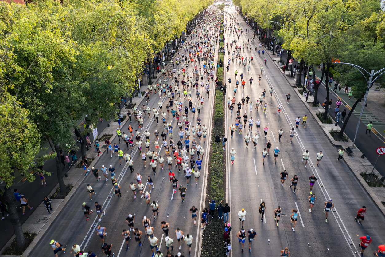 Para um iniciante, o foco inicial deve ser a resistência aeróbia, com volume moderado e intensidade baixa