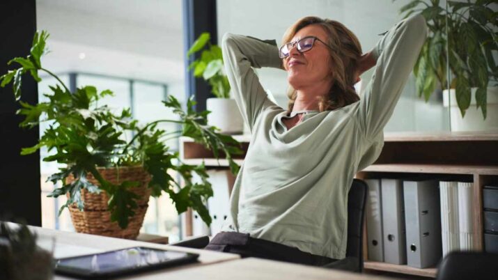 investidora feliz empreendedora de sucesso descanso final de semana trabalho