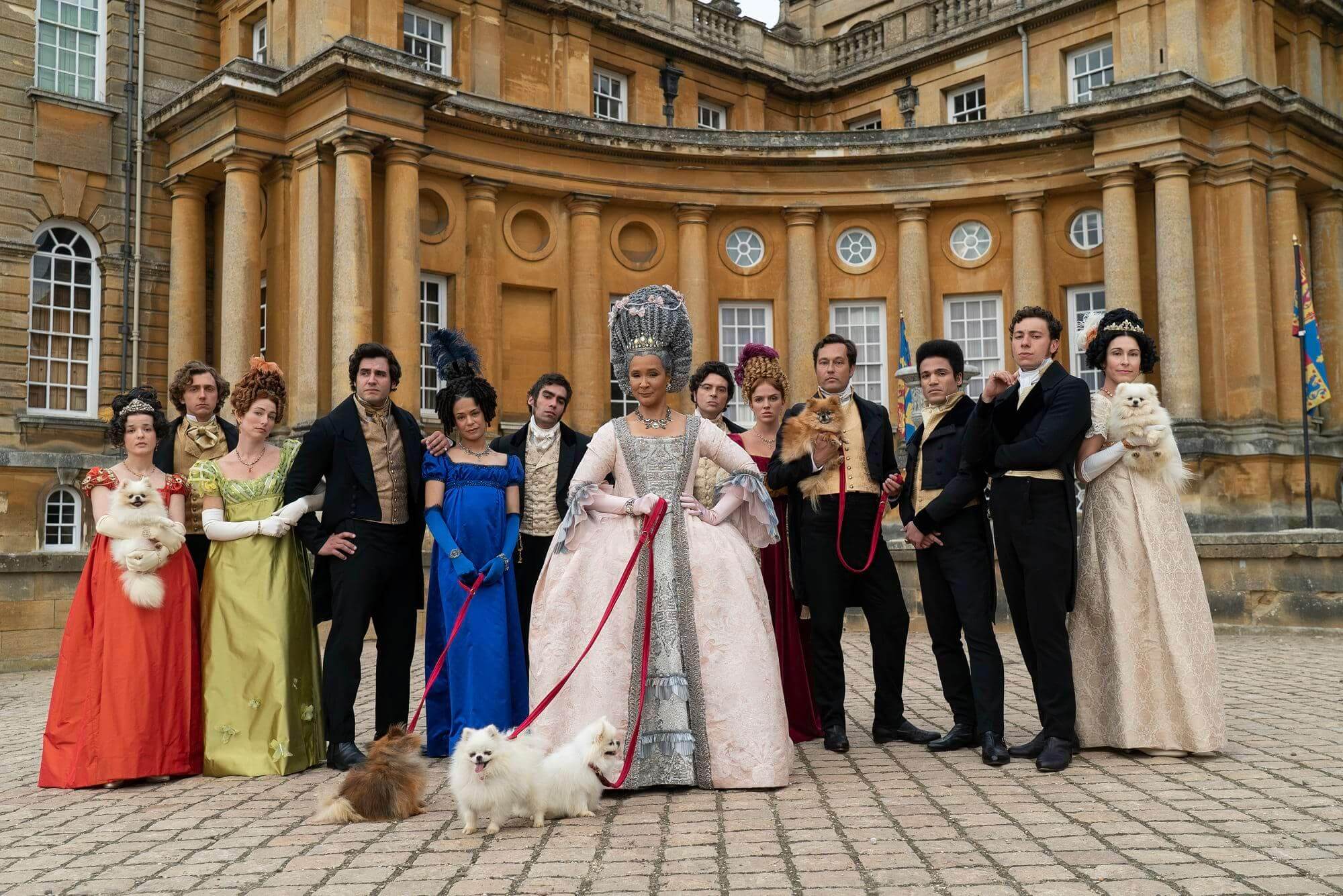 Elenco de Bridgerton, com Rainha Charlotte (Golda Rosheuvel) ao meio - Imagem: Reprodução