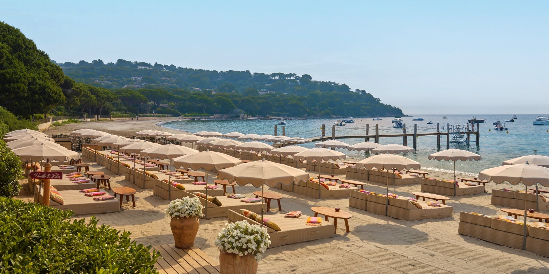 Jardin Tropezina foi arquitetado pela marca francesa iKKim’O, e também conta com um restaurante do chef Chef Jean François-Piège /Imagem: Airellles Saint-Tropez