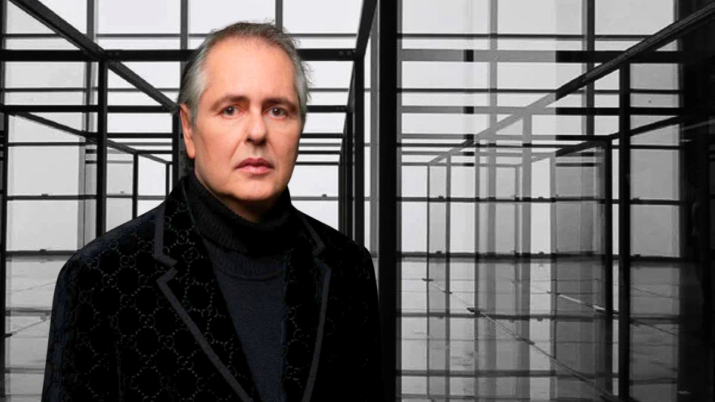 Charles Cosac; ao fundo, imagem de "Dobra", livro de Carlos Fajardo lançado em 2025 pela Cosac Edições