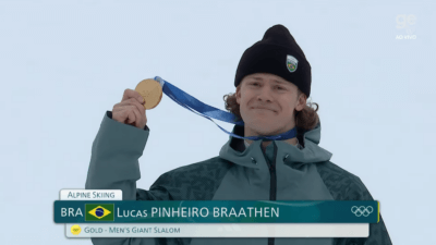Lucas Pinheiro Braathen no pódio dos Jogos Olímpicos de Inverno 2026 - Imagem: Reprodução/geTV