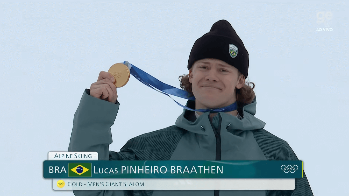 Lucas Pinheiro Braathen no pódio dos Jogos Olímpicos de Inverno 2026 - Imagem: Reprodução/geTV