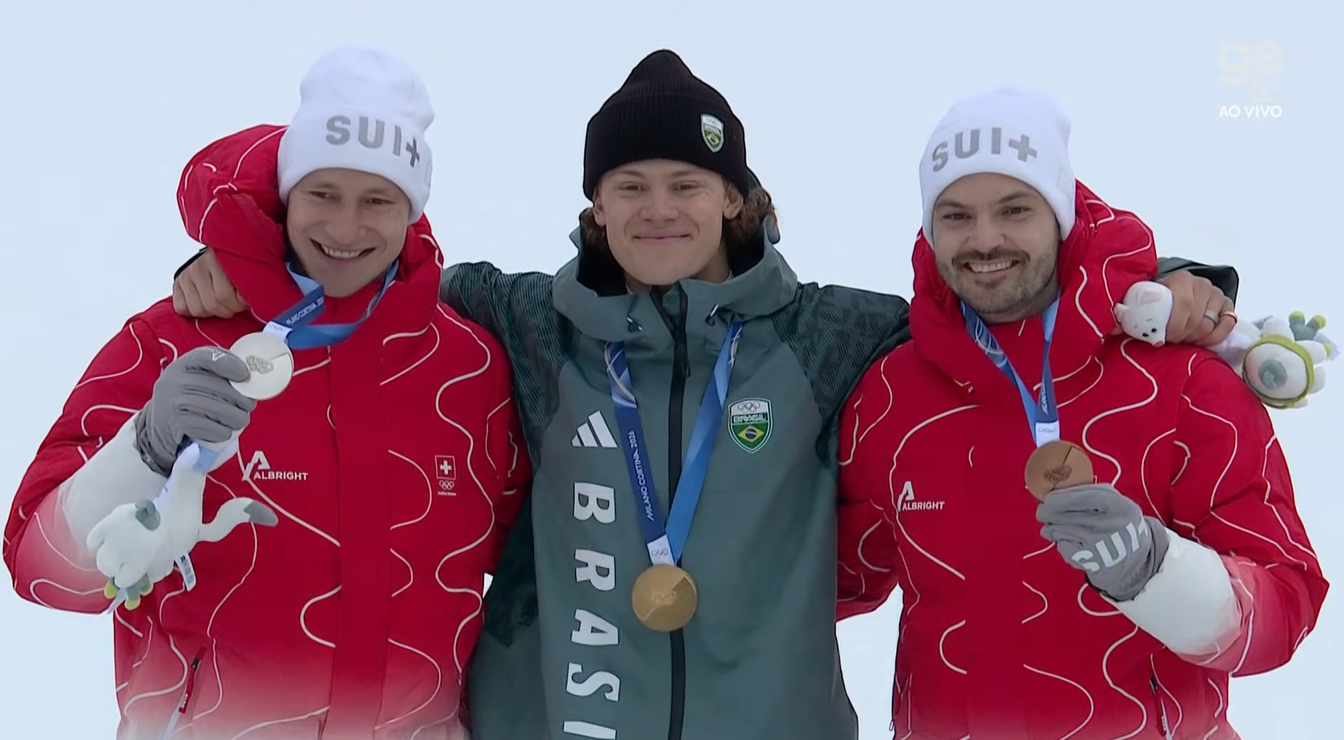 O brasileiro Lucas Pinheiro Braathen (ouro) no pódio com os suíços Marco Odermatt (prata) Loic Meillard (bronze)