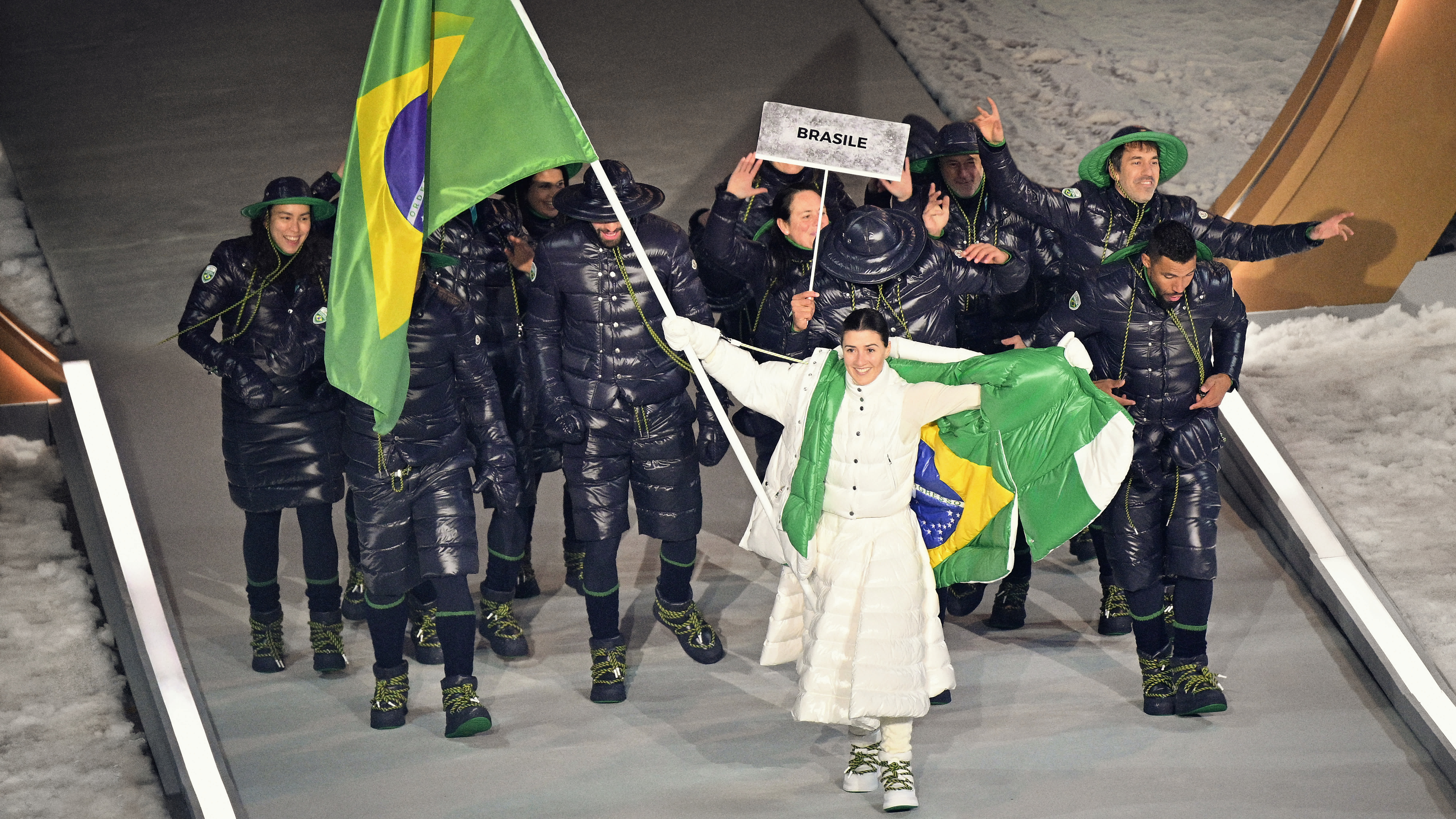 Atletas brasileiros na cerimônia de abertura das Olimpíadas de Inverno 2026, com Nicole Silveira como porta-bandeira - Imagem: Divulgação