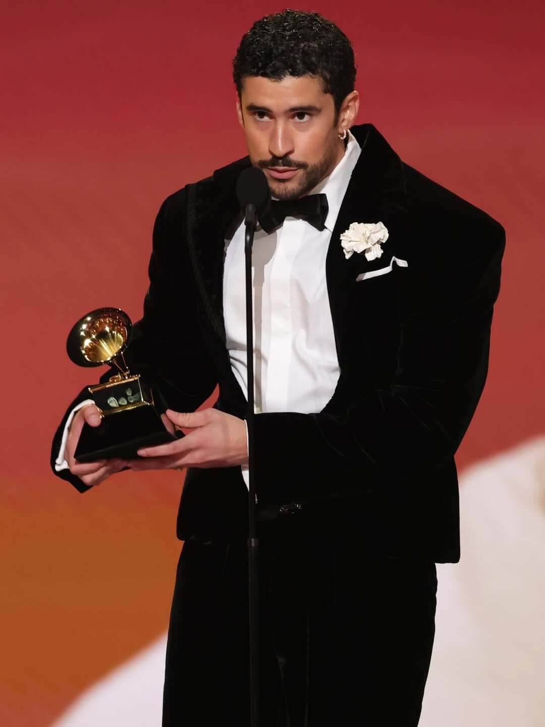Bad Bunny recebendo prêmio no Grammy Awards 2026 - Imagem: Reprodução
