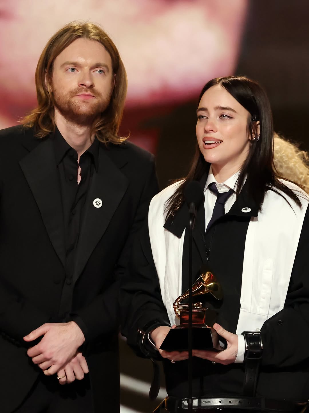 Billie Eilish e seu irmão Finneas O’Connell recebendo o Grammy - Imagem: Reprodução Instagram Grammys