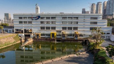 Vista da fachada da Usina Traicao Elevador, inaugurada em 1940 com o objetivo de acabar com as enchentes, canalizar as águas e direcioná-las para a Represa Billings, invertendo a direção das águas do Rio Tietê e Pinheiros. Usina da EMAE, comprada pela Sabesp