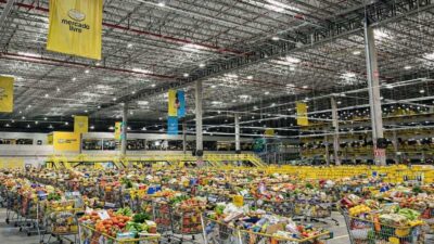 carrinhos de supermercado dentro de centro logístico do Mercado Livre