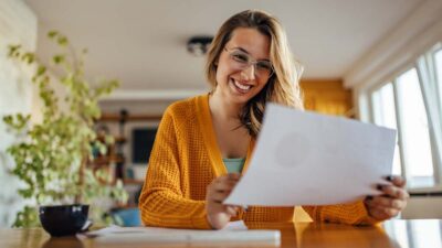 empreendedora olhando papelada burocracia imposto de renda negócio próprio franquia