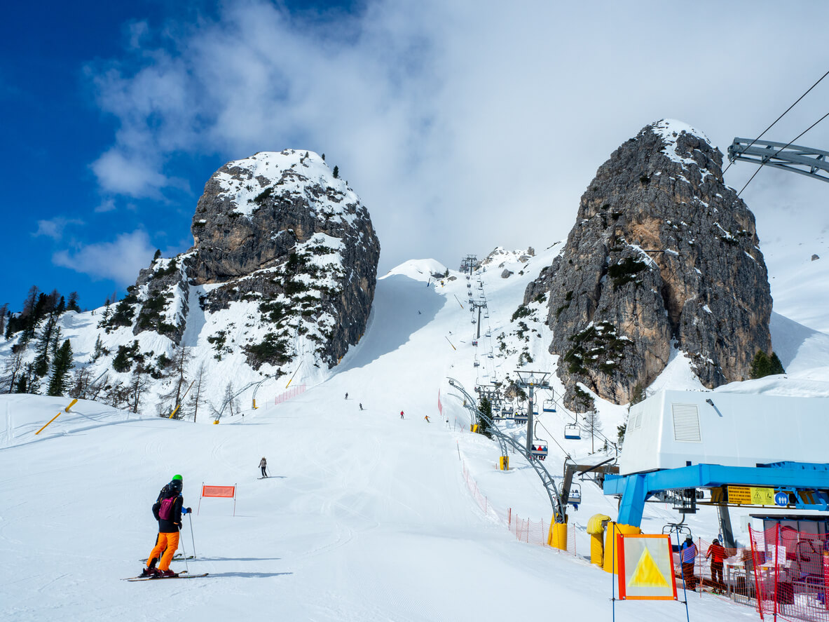 Pista de esqui olímpica em Cortina dAmpezzo nas Dolomitas, Itália - Imagem: iStock/Krzysztof Nahlik