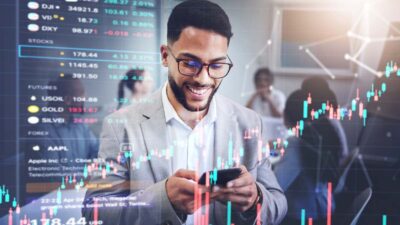 investidor estrangeiro gringo olhando ações índices futuros feliz