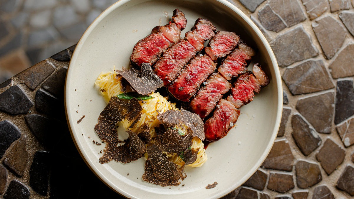 Wagyu e capellini na manteiga com trufas