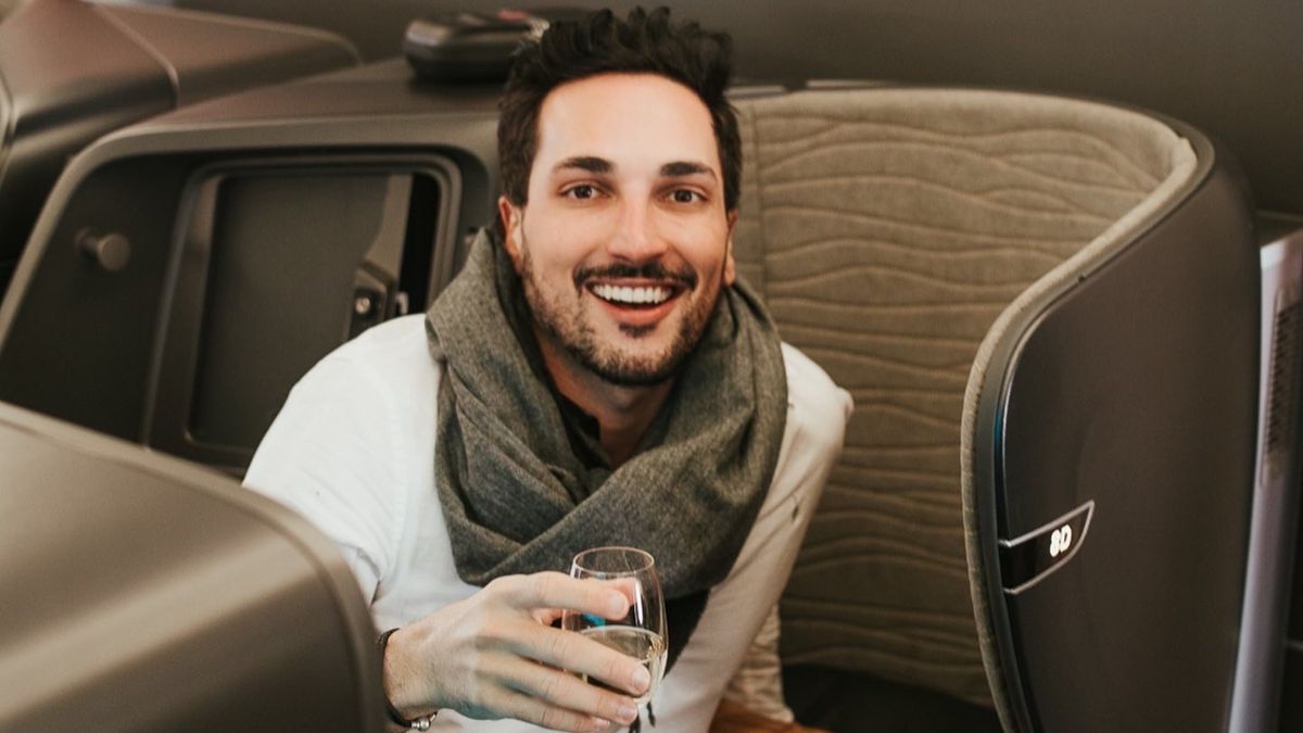 Lucas Estevam viajando de classe executiva com milhas aéreas - Imagem: Reprodução/Instagram