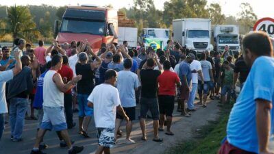 Caminhoneiros protestam na Rodovia Presidente Dutra, em Seropédica, Rio de Janeiro