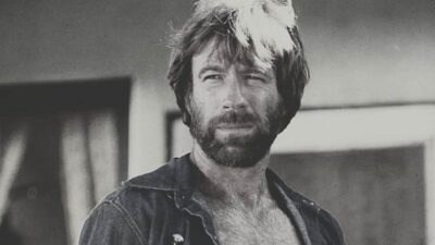 O ator Chuck Norris em cena do filme 'McQuade, o lobo solitário' (1983) - Foto: Divulgação
