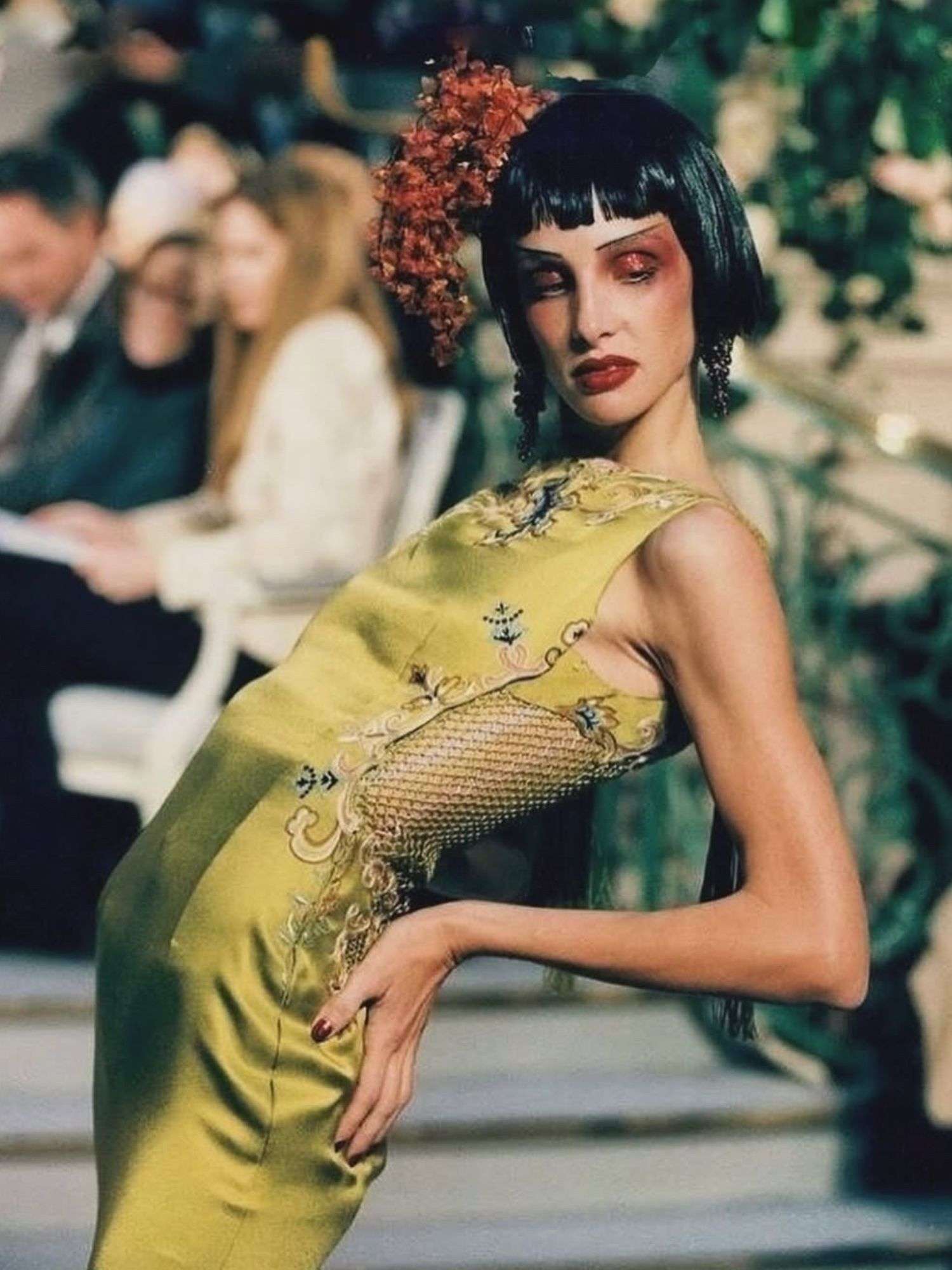 Christian Dior por John Galliano, na coleção de Alta-Costura Primavera/Verão 1997, apresentada em janeiro de 1997