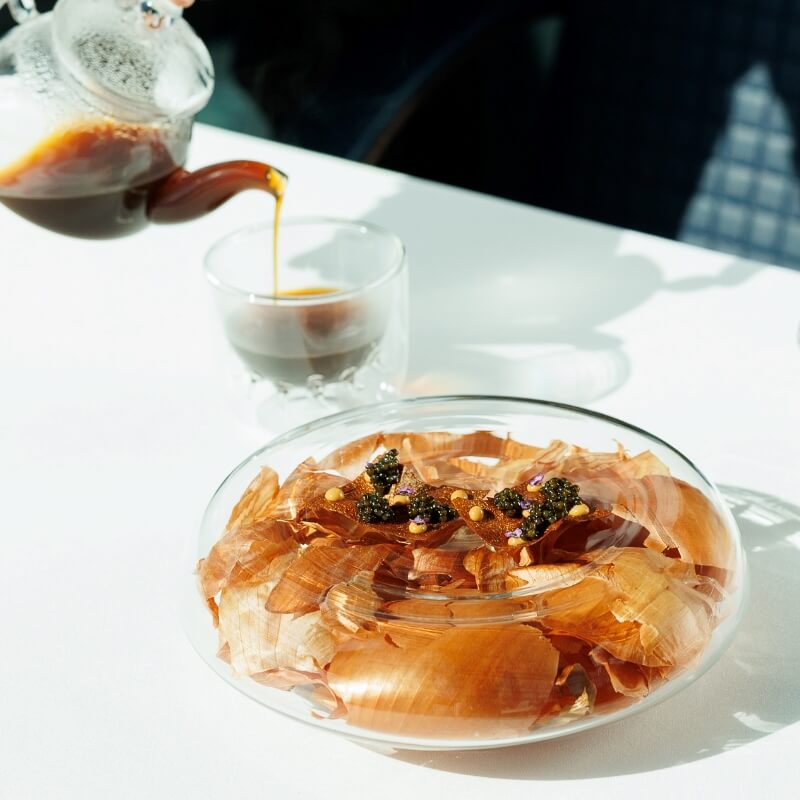 Ouriço do Mar, Imperial Gold, Cebola, um prato cheio de contrastes do restaurante Fifty Seconds, agora distinguido com duas Estrelas Michelin