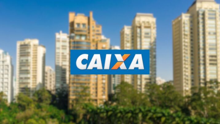 Logo da Caixa e imóveis ao fundo