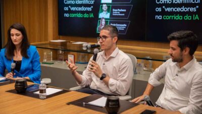 Ao centro, Flavio Vegas, da Global X. à direita, Enzo Pacheo, analista da Empiricus, e Paula Comassetto, apresentadora do Seu Dinheiro e Money Times.