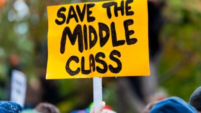 Placa em protesto com os dizeres "Salve a classe média" em inglês