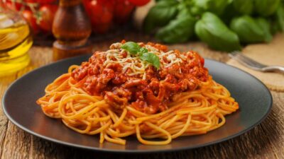 macarrão pasta massa Delicious spaghetti served on a black plate