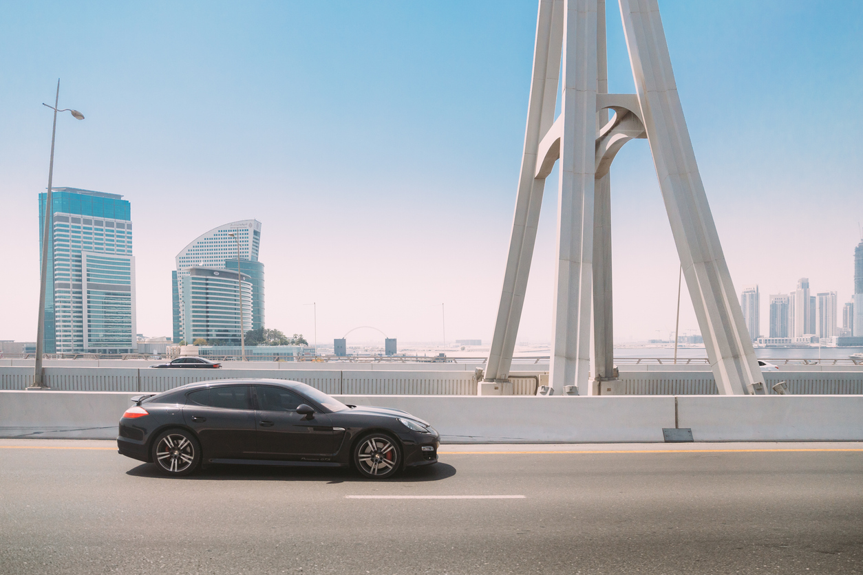 Porsche Panamera preto em Dubai - Imagem: bruev/iStock