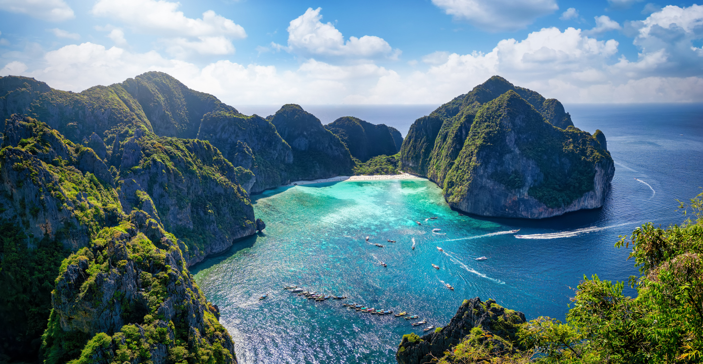 Maya Beach, na ilha Phi província de Krabi, na Tailândia - Imagem: iStock/SHansche