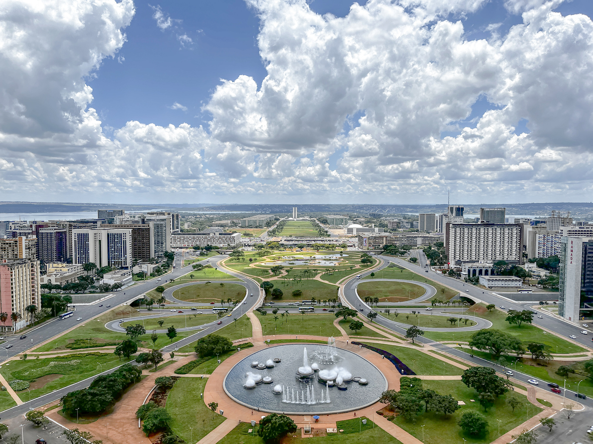 Eixo Monumental de Brasília - Imagem: iStock/tirc83