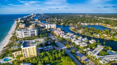 Estados Unidos ultrarricos Naples, Florida – Panoramic aerial view of the beautiful city beach