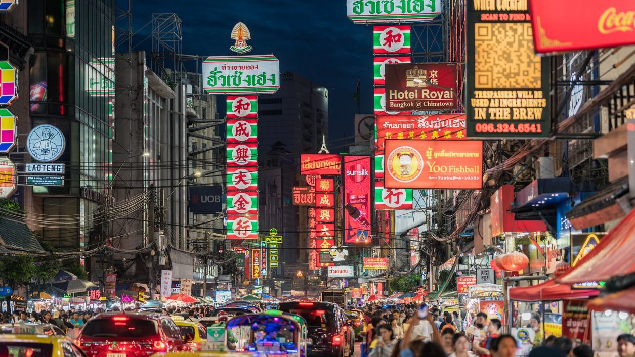 Rua Yaowarat, em Chinatown, Bangkok - Imagem: primeimages