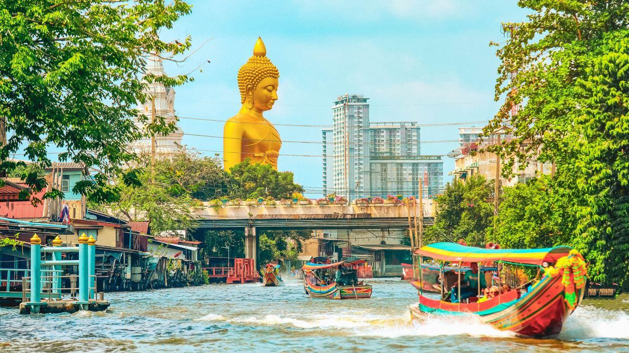 Bangkok, vista do Wat Pak Nam Phasi Charoen - Imagem: iStock/EoNaYa