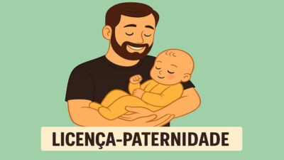 Licença-paternidade. Homem segura bebê no colo.