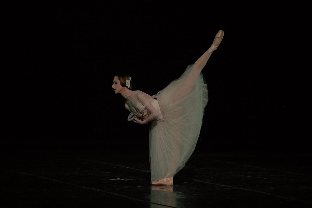 Bailarina Ana Botafogo no palco,  ballet Giselle - Imagem: Reprodução