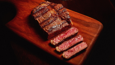 Bife Ancho sobre tábua