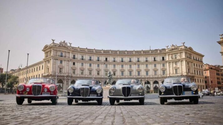 quatro carros de luxo italiano antigos em frente ao hotel Anantara Palazzo Naiadi.