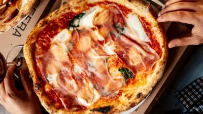 Margherita con crudo, da Leggera Pizza Napoletana - Imagem: Reprodução