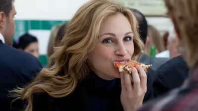 Julia Roberts interpretando Liz Gilbert no filme "Comer, Rezar e Amar" (2010), dirigido por Ryan Murphy - Imagem: Reprodução