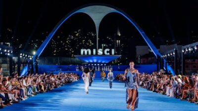 modelos desfilando com roupas da misci e havaianas no pé na Marquês de Sapucaí