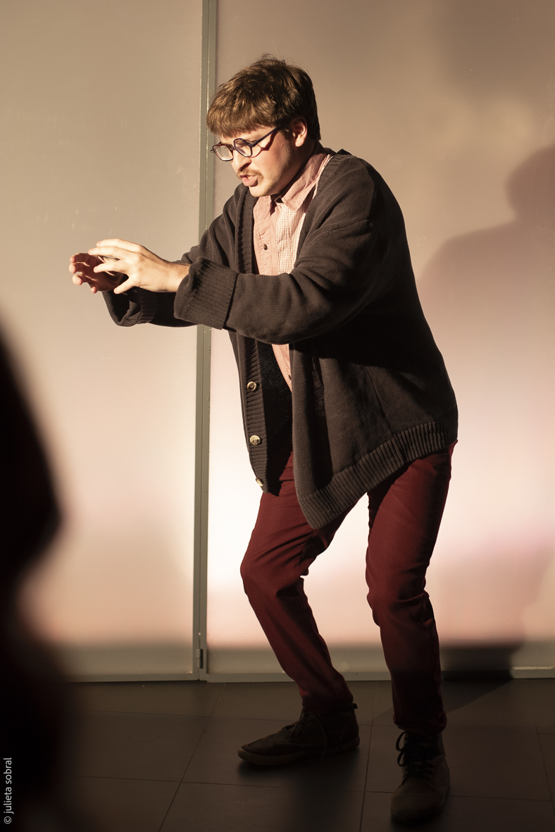 Rafael Saraiva explora o limiar entre a sanidade e a loucura com o solo "O Dinossauro de Plástico" no BTG Pactual Hall