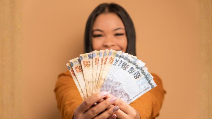 Dinheiro dividendos feliz investidora rica riqueza