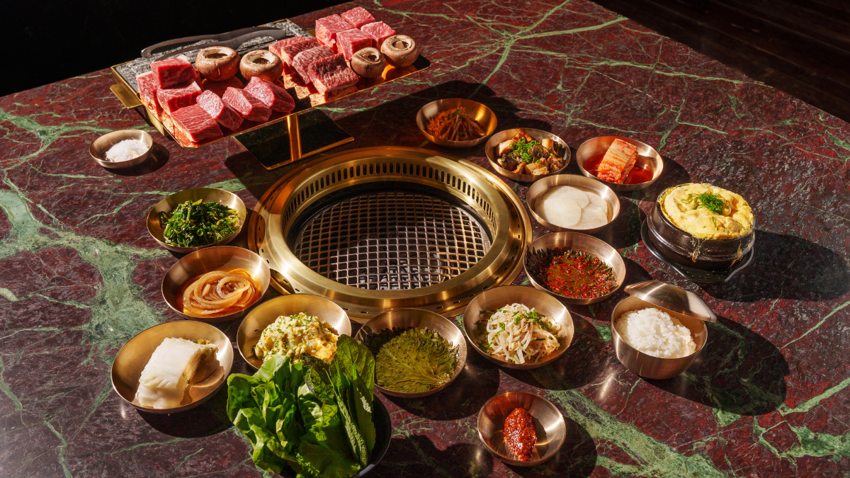 Grelha na mesa com Banchan