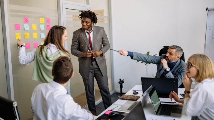 Pessoas conversando durante reunião de trabalho