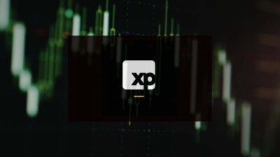 Montagem com a logo da XP Investimentos sobre um gráfico de ações