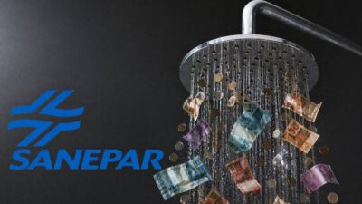 Montagem em fundo escuro traz um chuveiro com água, notas e moedas caindo, e o logo da Sanepar ao lado esquerdo da imagem