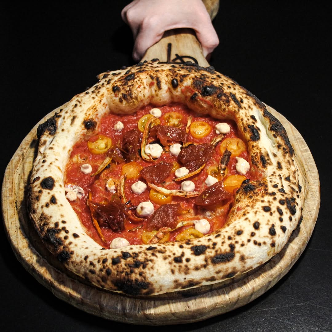 Pizza Pomodori, do QT Pizza Bar. Feita com molho de tomate, crispy de tomate, tomate cereja amarelo, tomate fermentado defumado e aioli de tomate