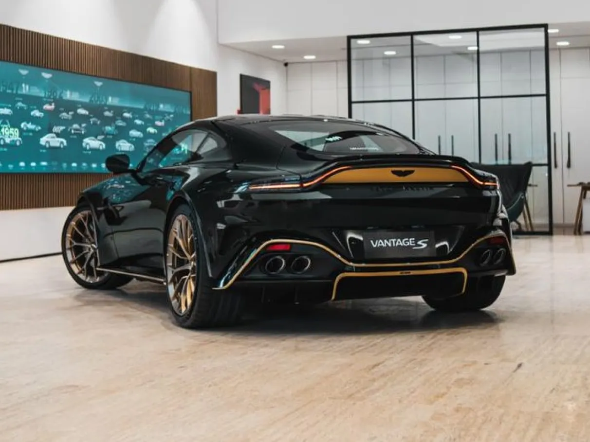Traseira do Vantage S Aston Martin