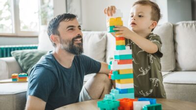 Pai e filho bebê brincando de construção
