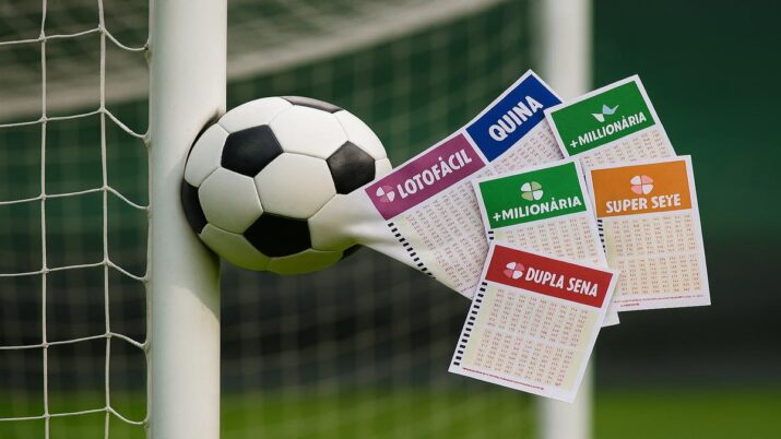 Loterias batem na trave. Imagem mostra bilhetes da Lotofácil, da Quina, da +Milionária, da Dupla Sena, da Lotomania e da Super Sete saindo de dentro de uma bola de futebol.